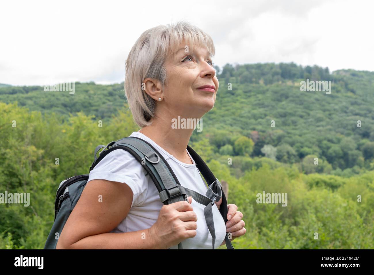 Eine aktive ältere Frau macht eine Wanderung in den Bergen. Stockfoto