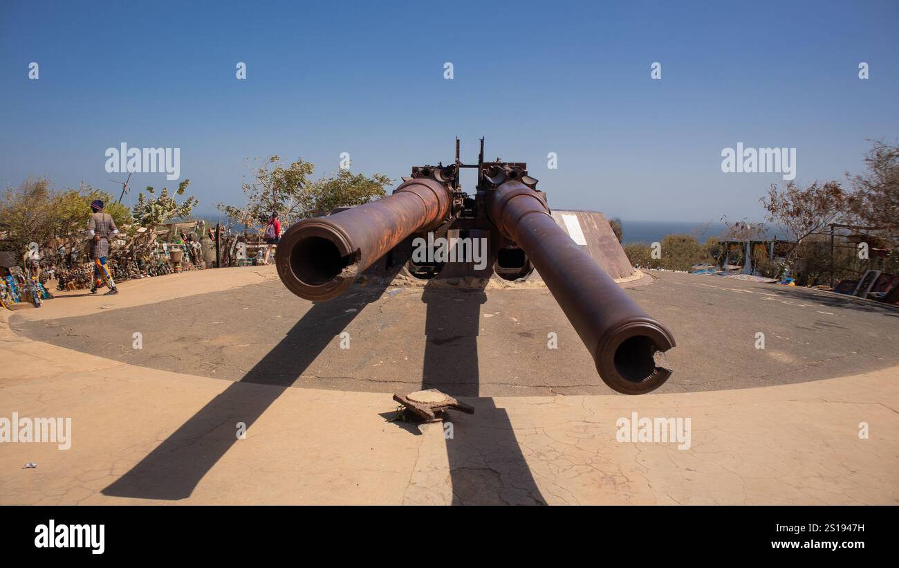 Zwei Flugabwehrkanonen auf der Insel Goree in Senegal, in der Nähe von dakar. Eine Sklaveninsel, um Menschen aus afrika in die Welt zu exportieren Stockfoto