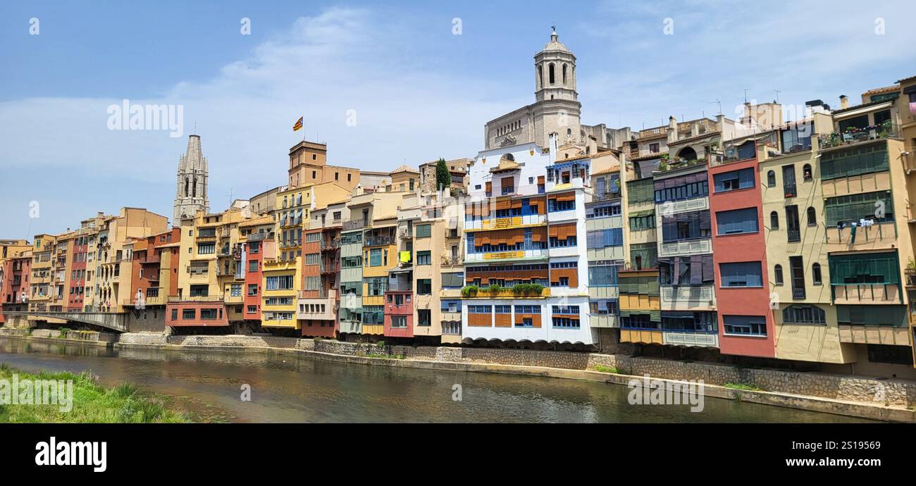 Farbenfrohe Häuser am Onyar River in Girona, Spanien - Smartphone-aufgenommenes Stockfoto