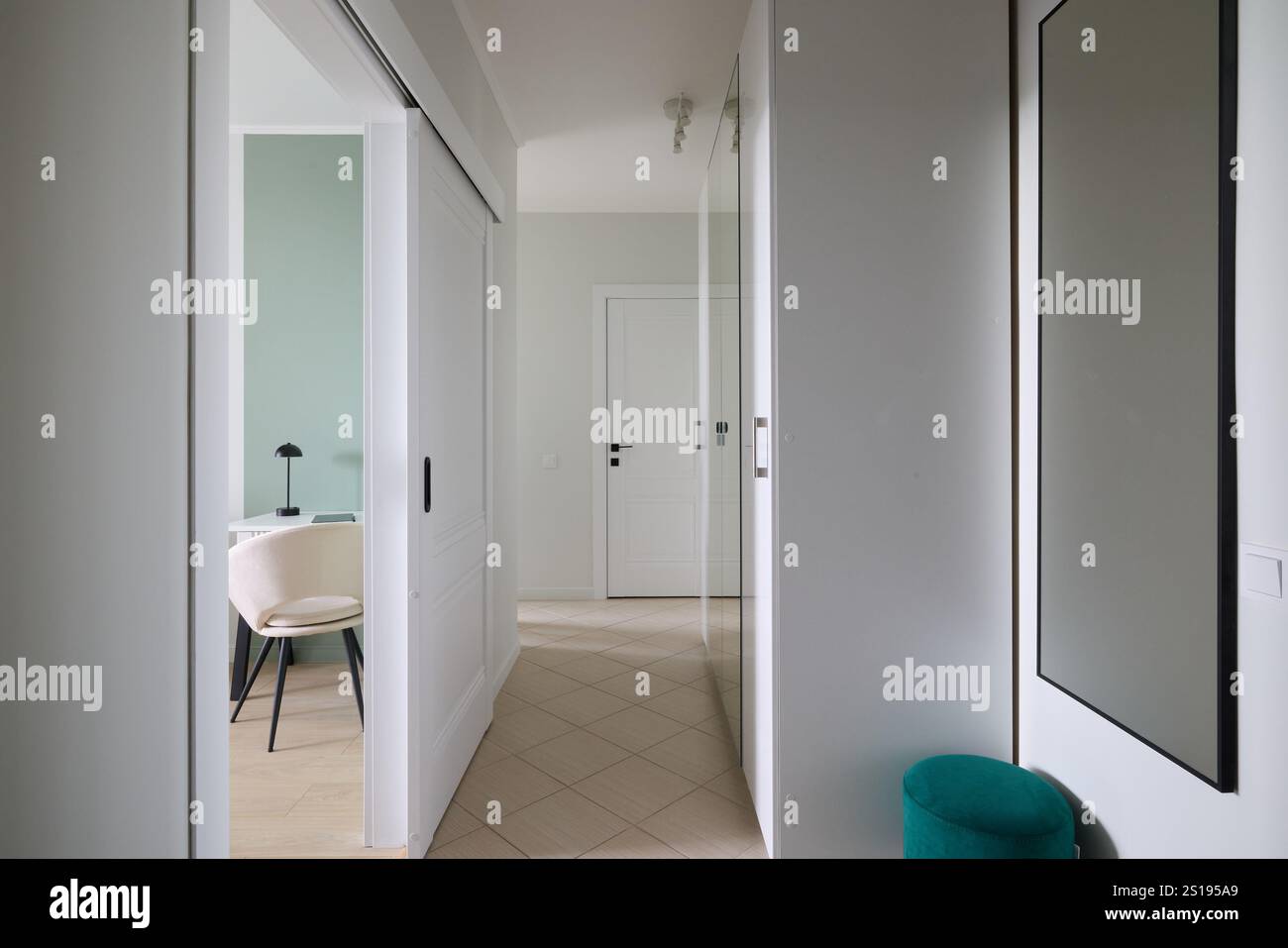 Der moderne Innenflur besticht durch ein beeindruckendes minimalistisches Design Stockfoto