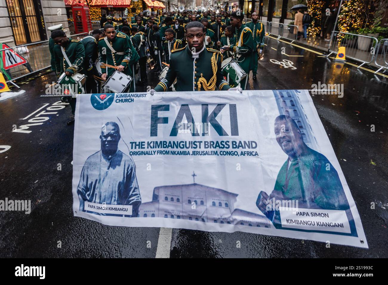 FAKI und die Kimbanguist Brass Band bei der New Year Parade 2025 in London. Stockfoto