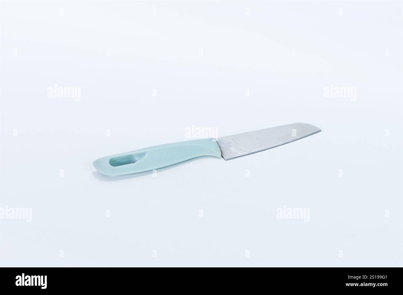 Minimalistisches Küchenmesser mit hellblauem Griff auf weißem Hintergrund Stockfoto