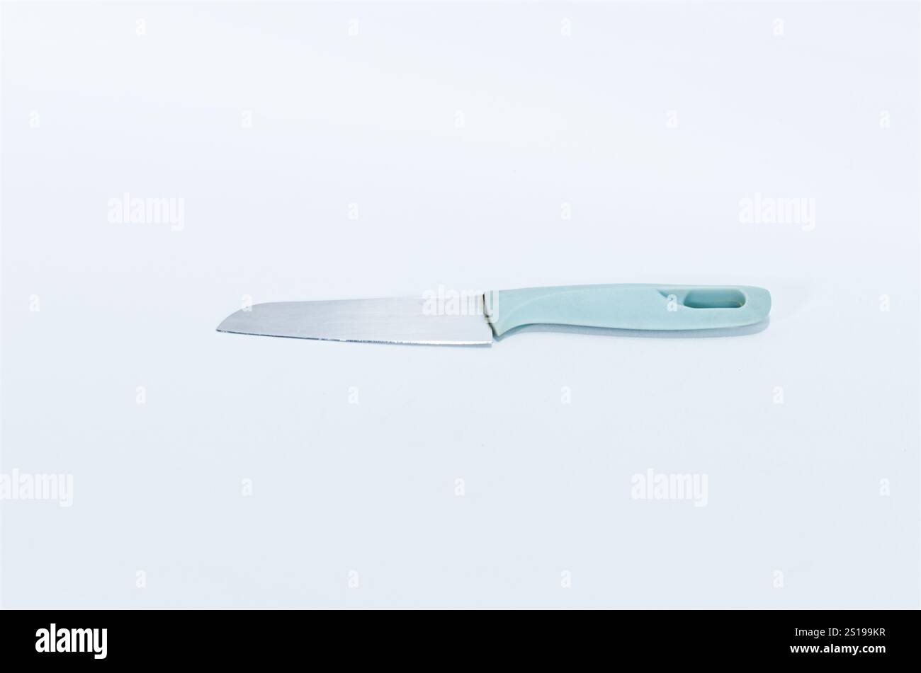 Minimalistisches Küchenmesser mit hellblauem Griff auf weißem Hintergrund Stockfoto
