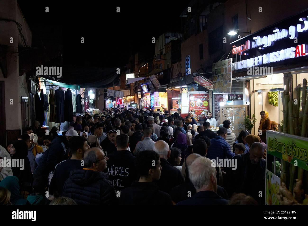 Geschäftige, überfüllte derb debachi, während die Leute an den Straßenständen von jemaa el-fna Platz marrakesch, marokko, vorbeiziehen Stockfoto
