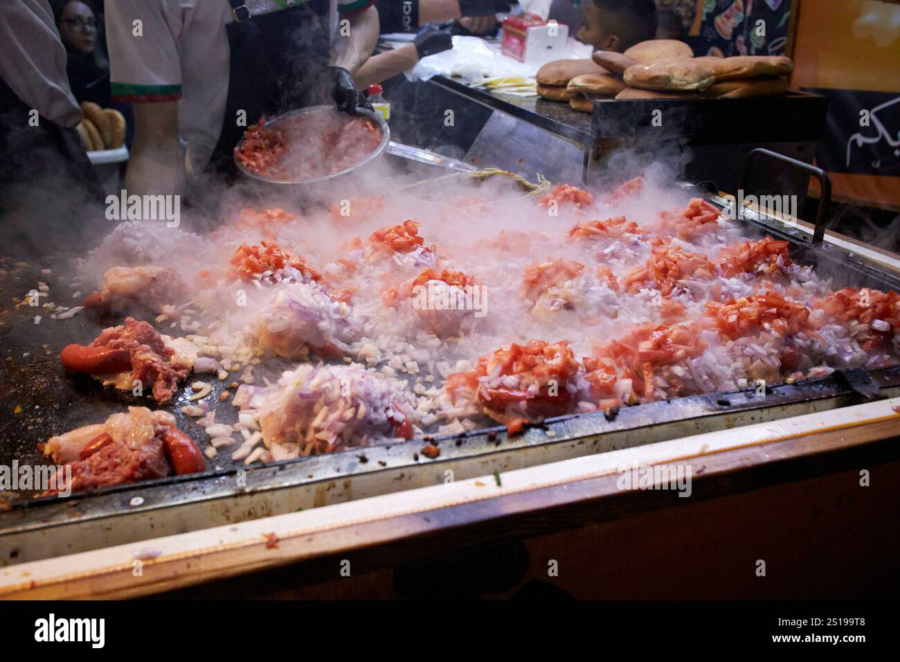 Portionen gemischter Fleischgerichte, die auf einer heißen Platte chez omar derb Dabachi vor dem jemaa el-fna Platz marrakesch, marokko, kochen Stockfoto