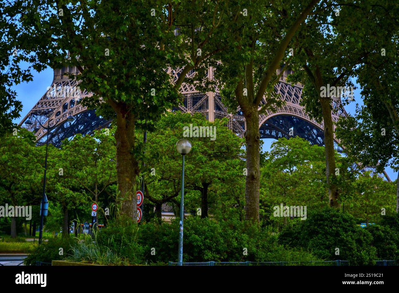 Paris, Frankreich - 2. Juni 2016 : der Eiffelturm ist mit einem Fußball geschmückt, der auf den Europapokal des Fußballs zurückzuführen ist Stockfoto Paris, Frankreich - 2. Juni 2016 : der Eiffelturm ist mit einem Fußball geschmückt, der auf den Europapokal des Fußballs zurückzuführen ist Stockfoto