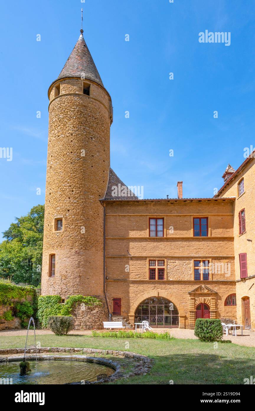 Jarnioux Castle, das Wahrzeichen der Burg von Jarnioux, erbaut mit goldenem Stein im südlichen Beaujolais Stockfoto