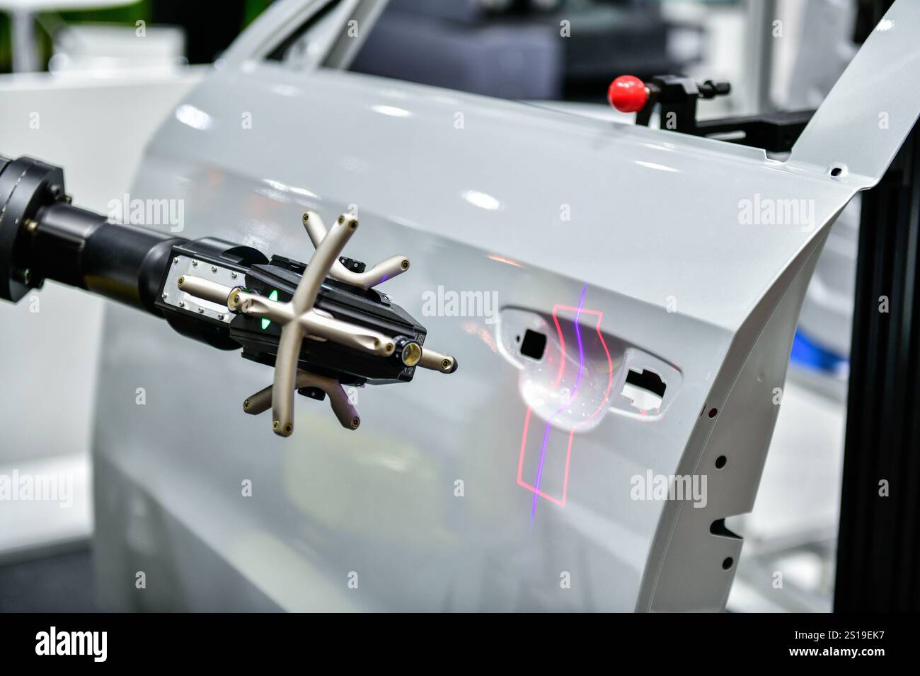 3D-Scanner am Roboterarm messen die Genauigkeit von Automobilteilen. In Industrieanlagen Stockfoto