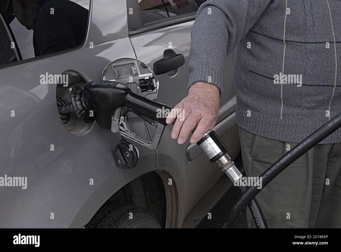 VEREINIGTE STAATEN VON AMERIKA / IDOHA STATE/LEWISTON . Amerikanische Seniorin, die Gas an Tankstelle (Patrol) kauft dieses Produkt besteht aus bis zu 10 Volumenprozent Ethanol am 11. März 2010 (FOTO: FRANCIS JOSEPH DEAN / DEAN PICTURES) Stockfoto