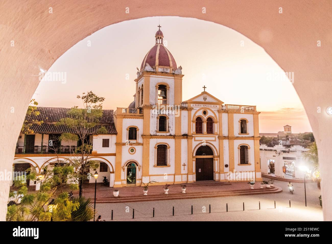 Kirche Inmaculada Concepcion und Plaza Real de la Concepcion in Santa Cruz de Mompox, Kolumbien Stockfoto