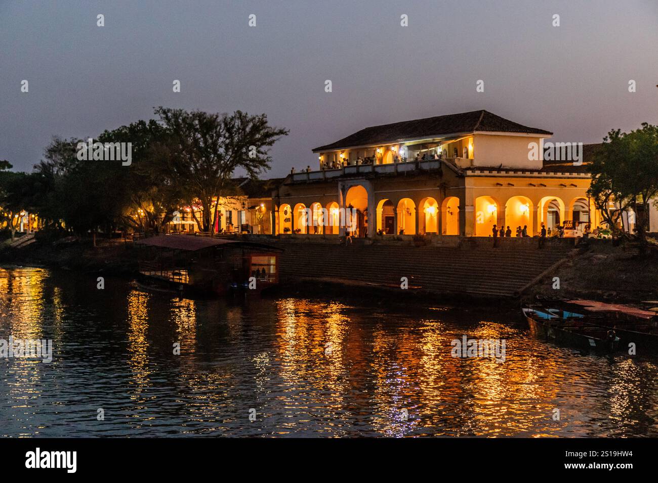 Abendblick auf das Plaza de Mercado Gebäude in Santa Cruz de Mompox, Kolumbien Stockfoto