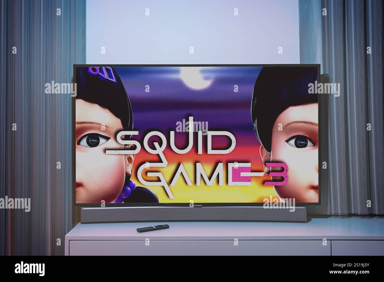 Ein Fernseher, der den Titelbildschirm für Squid Game 3 anzeigt. Januar 2025 Stockfoto