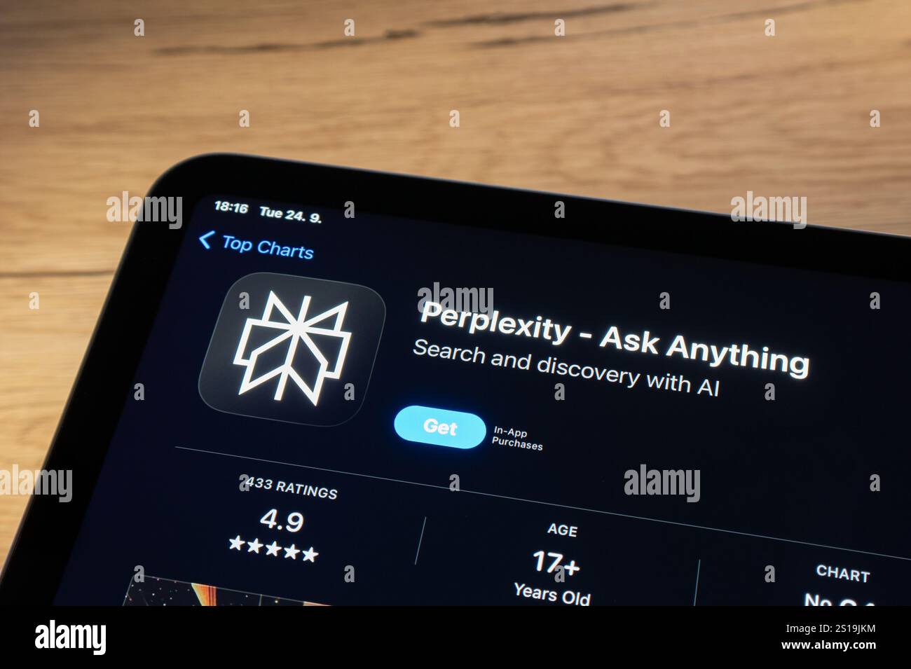 OSTRAVA, TSCHECHIEN – 24. SEPTEMBER 2024: App Store mit Perplexity AI Chatbot und Suchmaschinen-App wird installiert Stockfoto