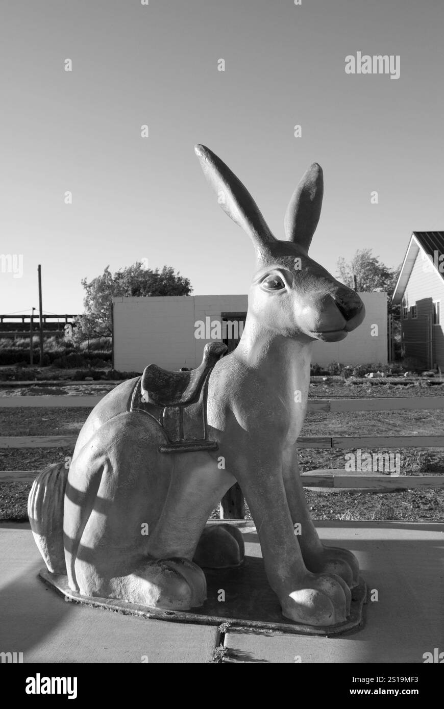 Der berühmte Jack Rabbit Trading Post in Joseph City, Arizona, USA, zeigt eine riesige Illustration des Jackkaninchens entlang der historischen Route 66. Stockfoto