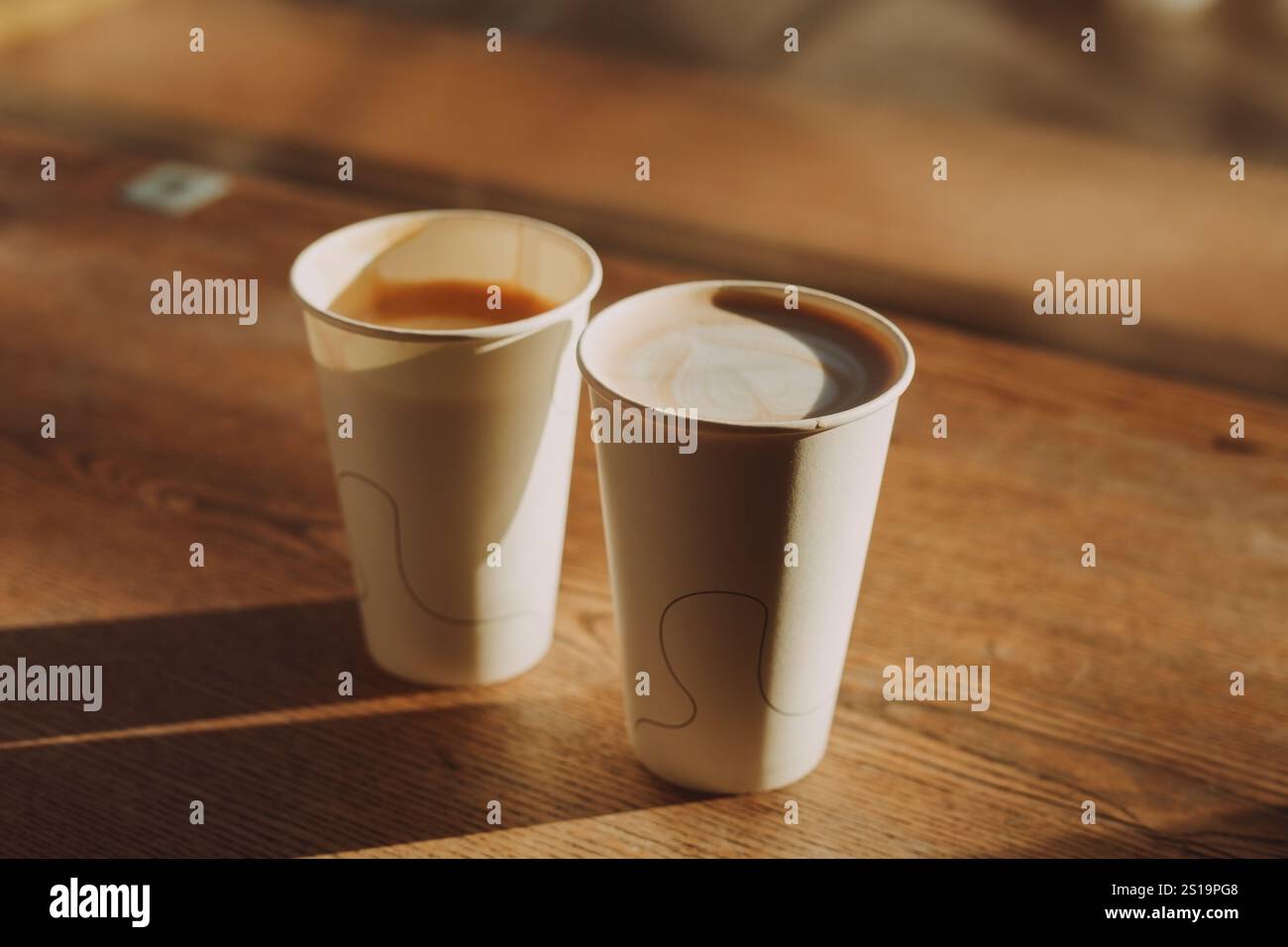 2 Tassen Kaffee zum Mitnehmen Stockfoto