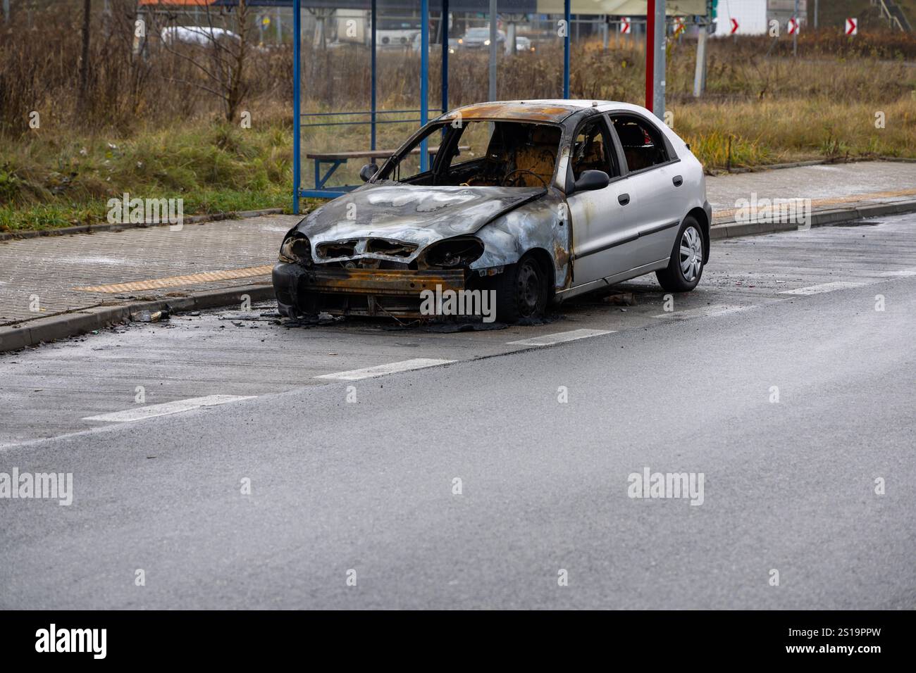 Verbrannter Pkw, der auf der Straße steht. Fahrzeug mit weitgehend ausgebranntem Innenraum. Stockfoto