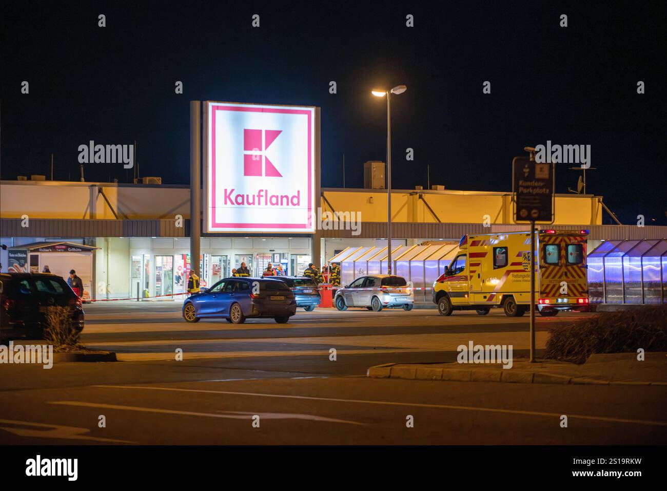 Waldheim - Großeinsatz nach Reizgas-Attacke Rettungsdienst betreut mehrere Verletzte bei Kaufland 28.12.2024 gegen 17,30 Uhr Waldheim, Hauptstraße Kaufland Großeinsatz am Samstagabend im mittelsächsischen Waldheim mehrere Einsatzkräfte von Feuerwehr, Rettungsdienst und Polizei sind am Abend zum Kaufland-Einkaufsmarkt an der Hauptstraße alarmiert worden. Nach ersten, bislang unbestätigten Informationen sollen unbekannte Reizgas in dem Markt versprüht haben. Dieses hätten mehrere Menschen eingeatmet und anschließend über Atemnot geklagt. Nach einer ersten Lageeinschätzung war ein Massenanfall Stockfoto