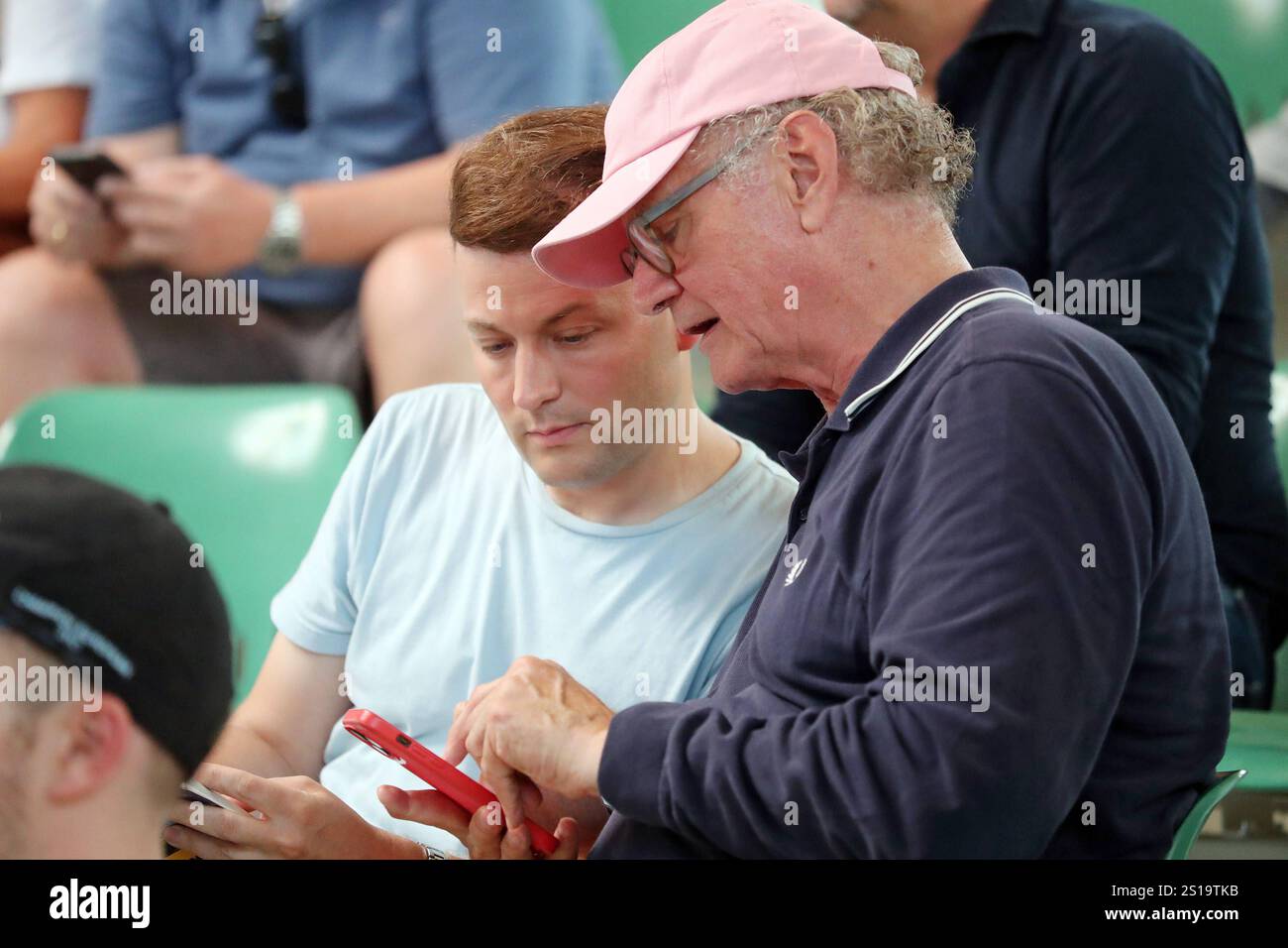 30.08.2024, Iffezheim, Baden-Wuerttemberg, GER - Rennleiter Holger Faust links und Besitzer Dr. Stefan Oschmann auf der BBAG Jaehrlingsauktion. BBAG Jaehrlingsauktion. Besitzer, Rennleiter, Faust, Oschmann, Porträt, Portraet 240830D343AUKTION.JPG *** 30 08 2024, Iffezheim, Baden Württemberg, GER Racingmanager Holger Faust links und Inhaber Dr. Stefan Oschmann bei der BBAG Jungpferdeauktion BBAG Jungpferdeauktion Besitzer, Rennleiter Faust, Oschmann, Portrait, Portraet 240830D343AUKTION JPG Stockfoto