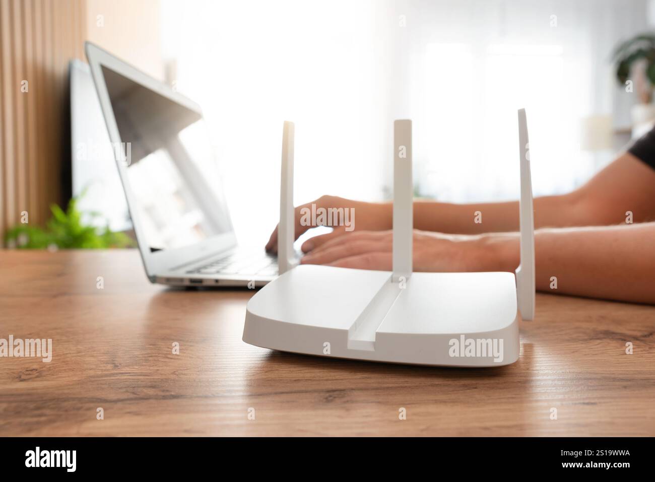 Schnelles Internet zu Hause mit modernem WLAN-Router Stockfoto