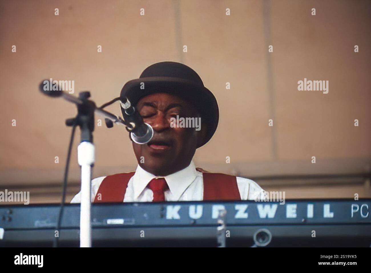 New Orleans, LA, USA - 6. Mai 2000: Blues Hall of Famer Henry Gray spielt Klavier und singt den Blues auf der Lagniappe Stage beim New Orleans Jazz and Heritage Festival 2000 Stockfoto