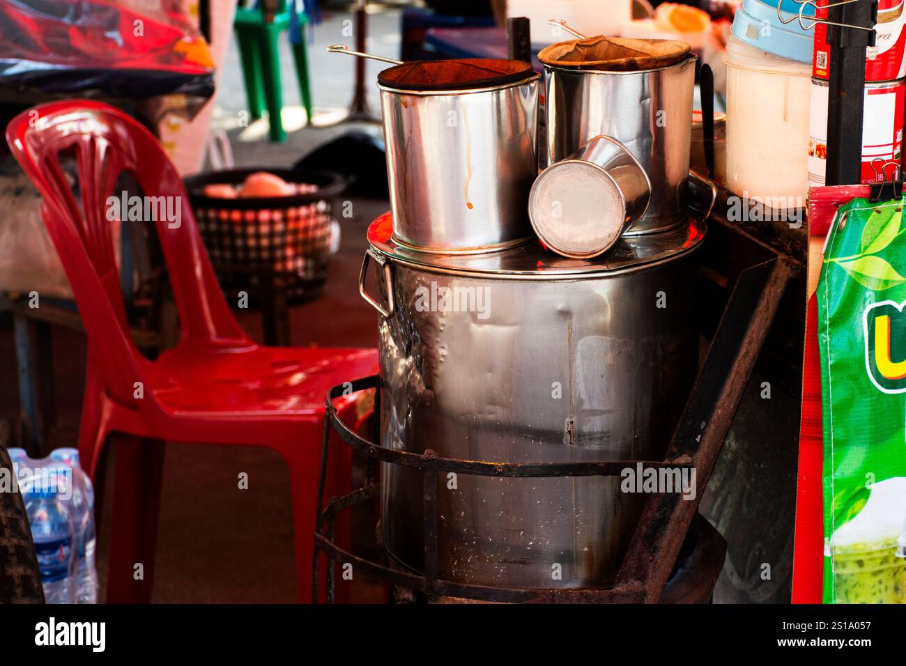 Vintage-Werkzeuge aus Aluminium und Retro-Geräte auf lokalem Herd im thailändischen Stil zum Brühen von antikem Kaffee Tee und alkoholfreien Getränken im mobilen Shop des Einkaufswagens Stockfoto
