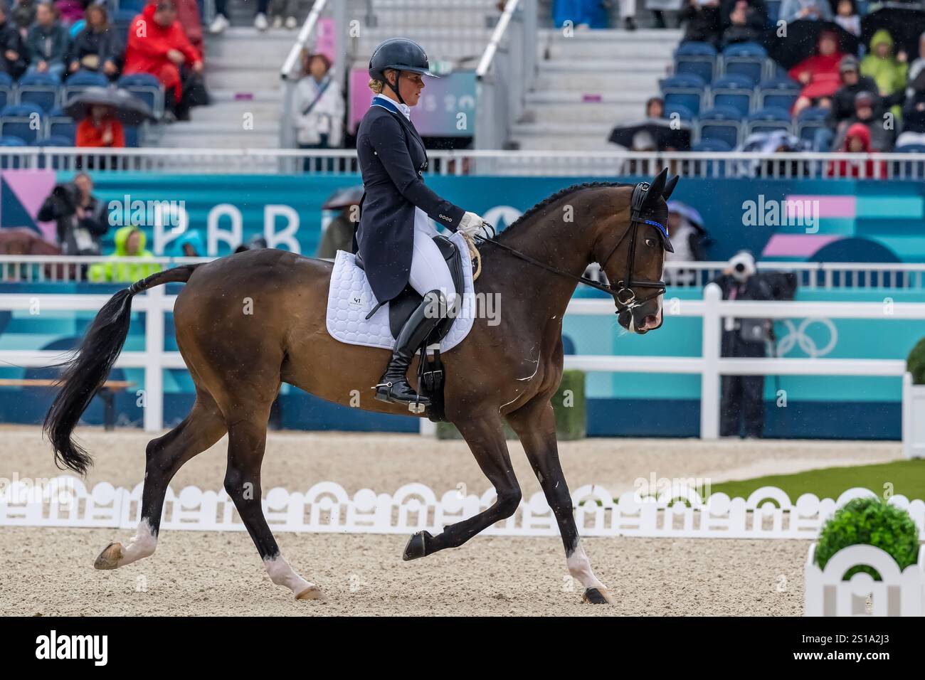 SANNA SILTAKORPI (FIN) reitet BOFEY KLICKEN SIE in die Dressur für Pferdeveranstaltungen beim Chateau de Versailles Paris Olympics 2024 in Versailles, Frankreich. Stockfoto