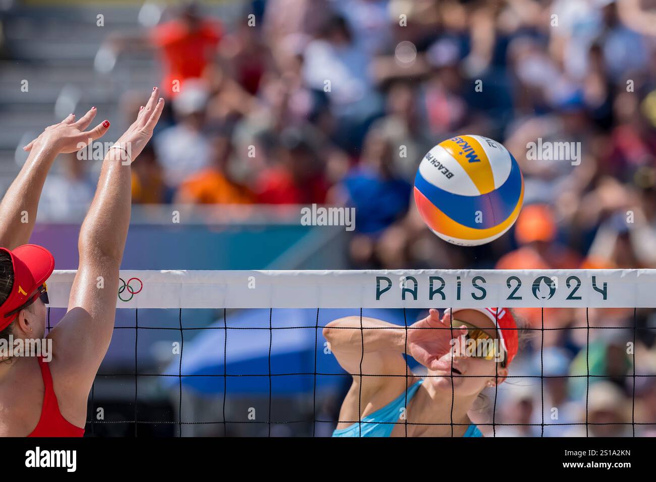 29. Juli 2024: Paris, FRA; die Schweizerin NINA BRUNNER (SUI) (2) geht während ihrer Vorlaufphase - Pool D Frauen-Beachvolleyball-Spiel gegen Spanien (ESP) im Stadion Stade Tour Eiffel während der Olympischen Sommerspiele 2024 in Paris, Frankreich. Stockfoto