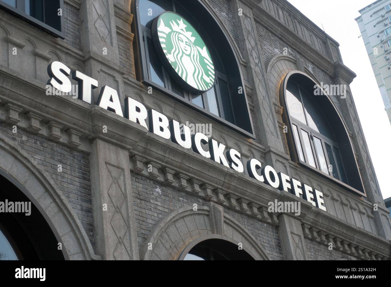 Chongqing, China - 7. Dezember. 2023: Starbucks Café. Starbucks ist ein weltweit tätiges US-amerikanisches Kaffeeunternehmen und Kaffeehauskette. Stockfoto