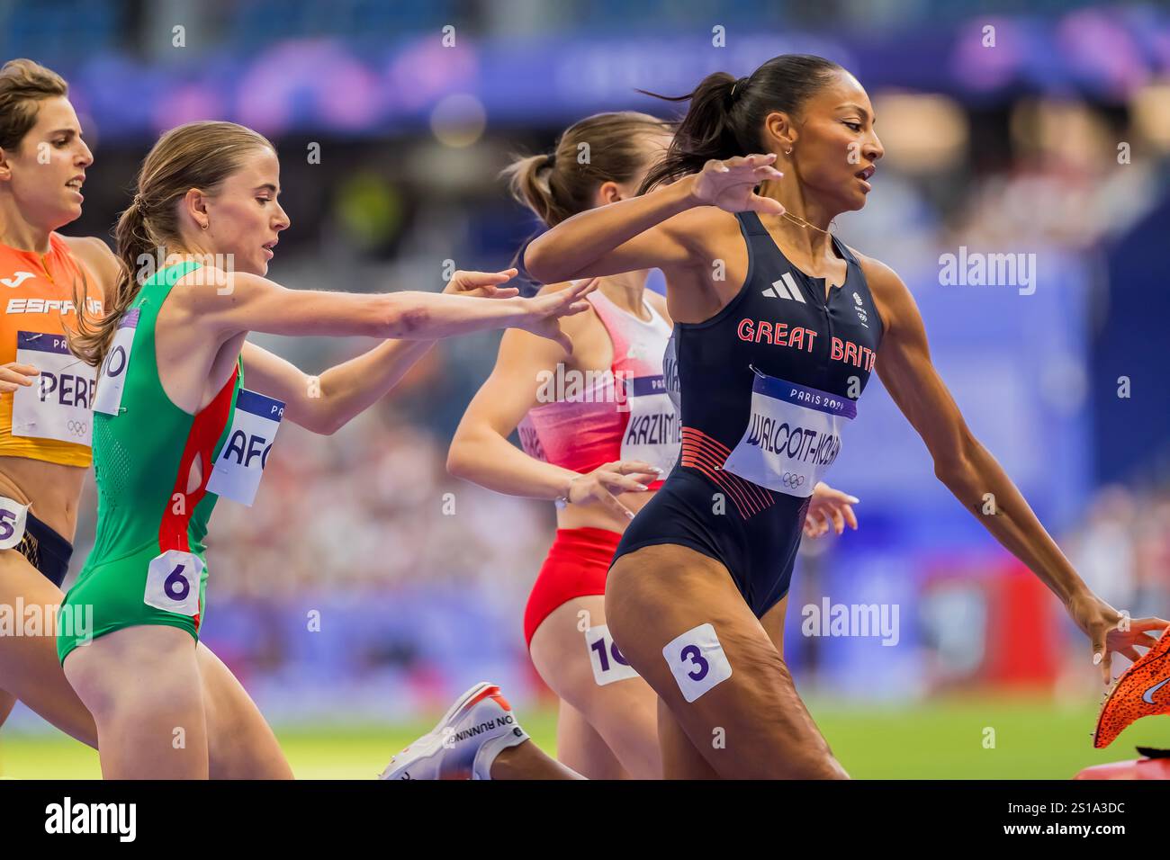 REVEE WALCOTT-NOLAN (GBR), Großbritannien, tritt bei den Olympischen Sommerspielen 2024 in Paris in der 1500-m-Runde 1 der Frauen im Stadion Stade de France an. Stockfoto