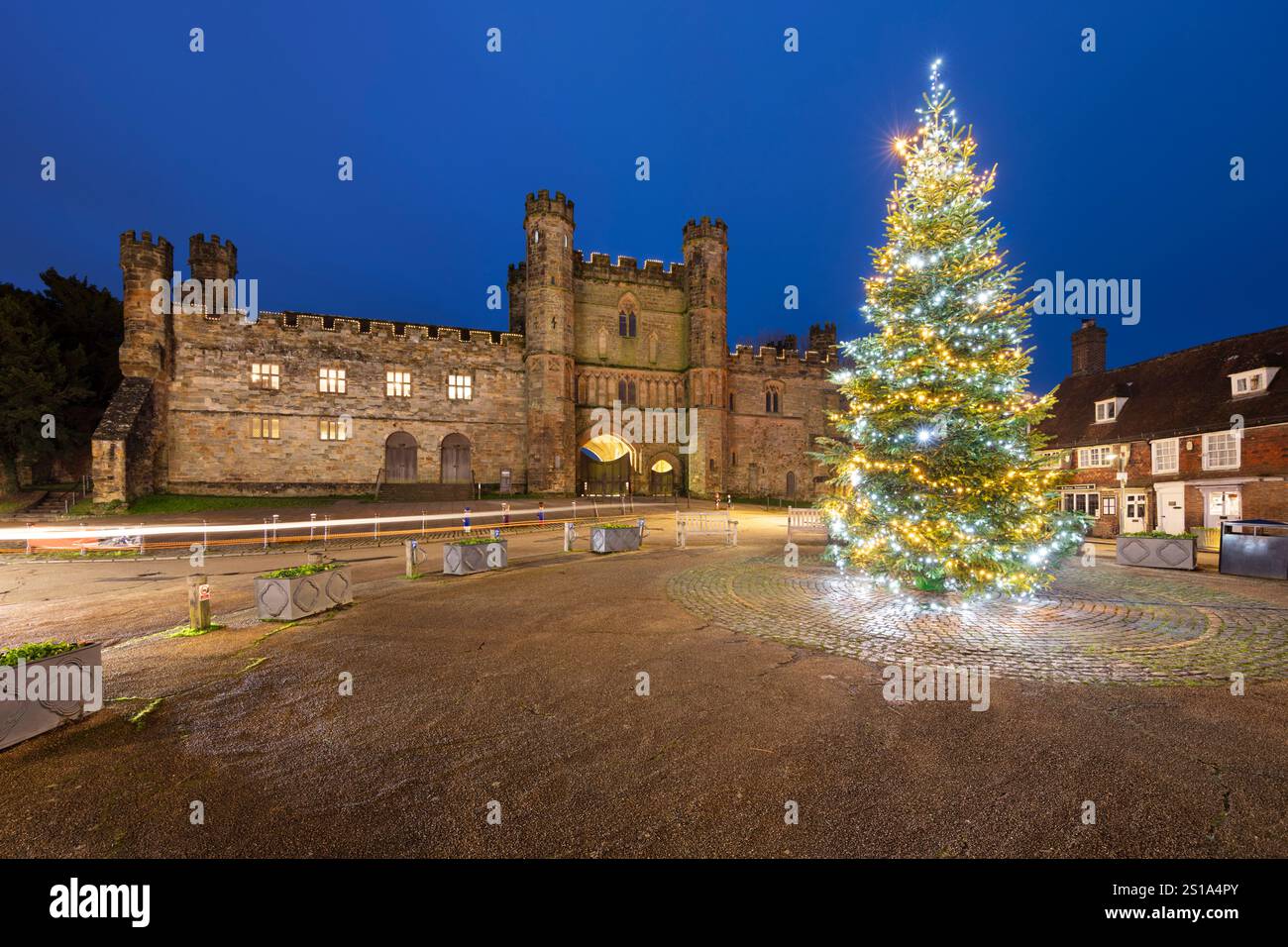 Beleuchteter Weihnachtsbaum vor dem Torhaus von Battle Abbey, Battle, East Sussex, England, Vereinigtes Königreich, Europa Stockfoto