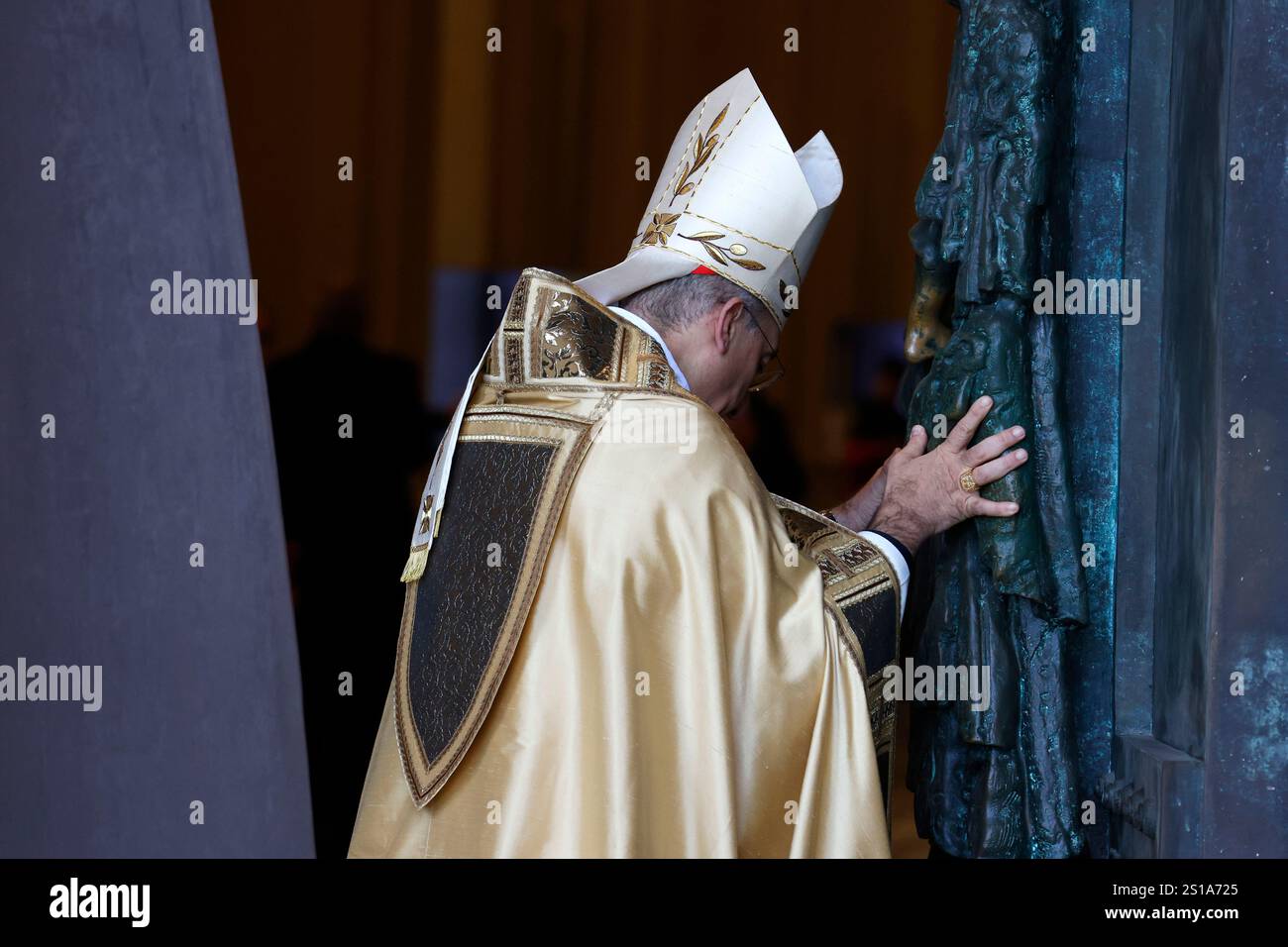 Roms Kardinalvikar Baldassare Reina öffnet die Heilige Pforte der Lateranbasilika St. John in Rom. Stockfoto