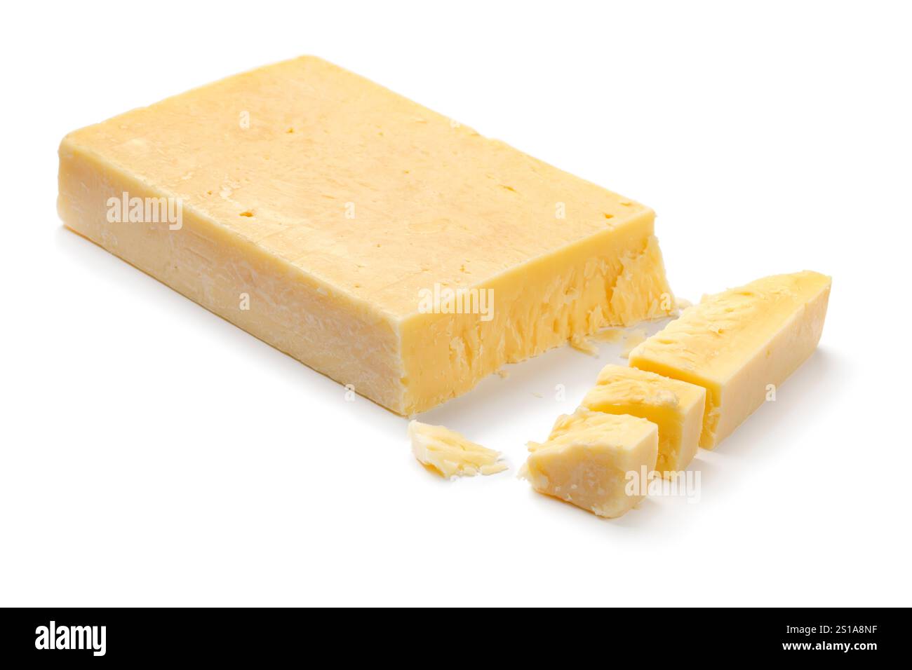 Extra reifer englischer traditioneller Cheddar-Käse und Stücke isoliert auf weißem Hintergrund aus nächster Nähe Stockfoto