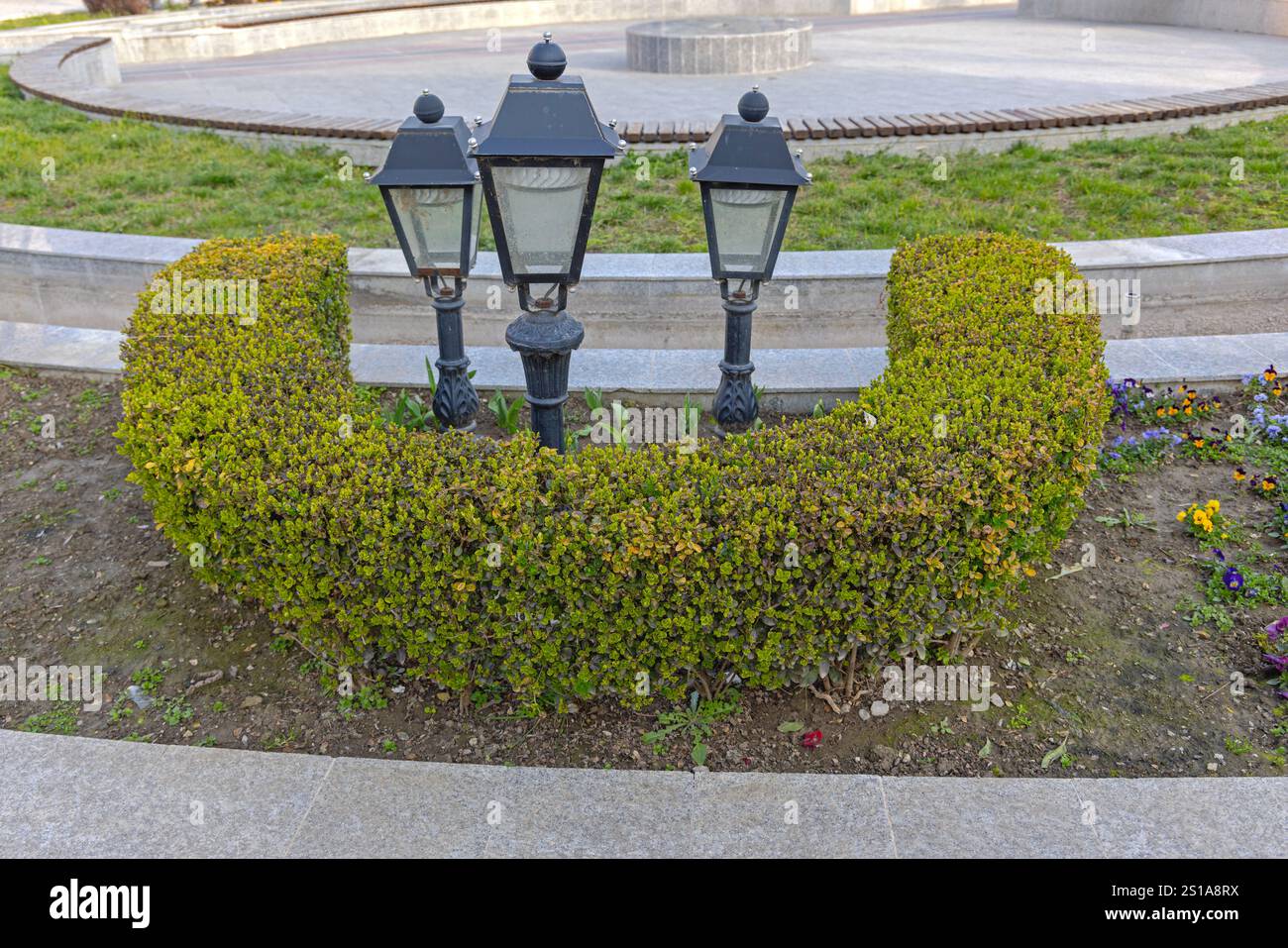Drei kurze Laternen elektrische Lampen bei Town Park Garden Illumination Stockfoto