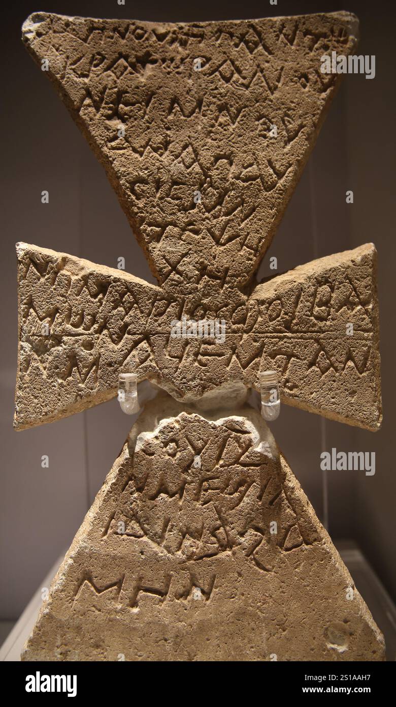 Kreuzförmiger Grabstein mit koptischer Grabschrift für einen Mann namens Phoibamun. Kalkstein. 601-900 CE Byzantinische Zeit - Islamische Zeit. Unbekannt. Stockfoto