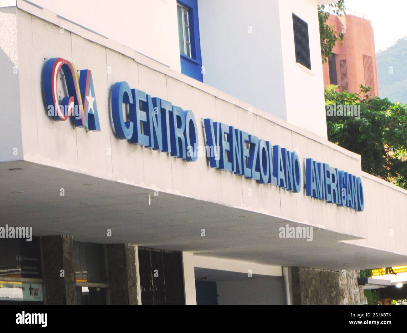 Das Venezuelan American Center CVA ist ein binationales Kulturzentrum, das 1941 in Caracas, Venezuela, gegründet wurde. Caracas Venezuela 10. OKTOBER 2024. Stockfoto