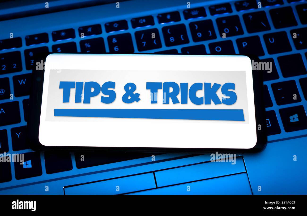 „Tipps und Tricks“-Schriftzug auf Mobilgeräten Stockfoto