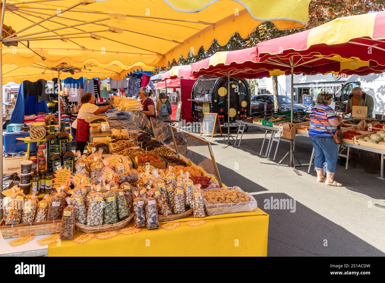 Frankreich, Charente-Maritime, Île d'Oléron, Saint-Denis d'Oléron, der Lebensmittel- und Handwerksmarkt am Place Charles de Gaulle Stockfoto