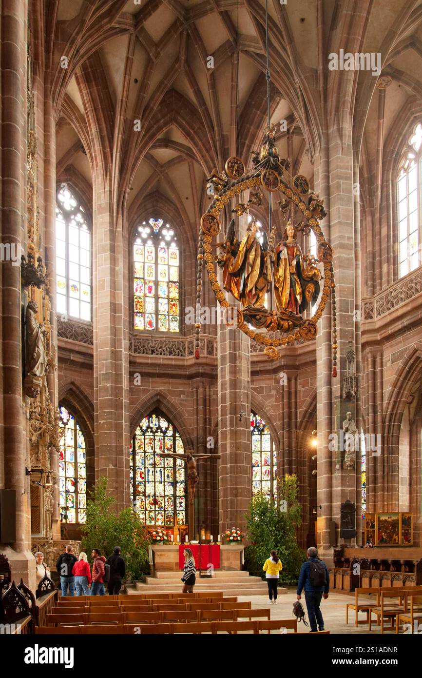 Deutschland, Bayern, Franken, Nürnberg, Altstadt, Lorenzkirche aus dem 13. bis 15. Jahrhundert, Chor, Engelsgruß von 1517, riesige Holzkrone, die Veit Stoss im 16. Jahrhundert geschnitzt, von der Decke abgehängt Stockfoto
