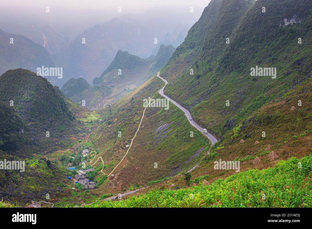 Vietnam, Provinz Ha Giang, Geopark Dong Van Karst Plateau, Bezirk Meo Vac, Landschaft der Karstgipfel rund um den Ma Pi Leng Pass Stockfoto