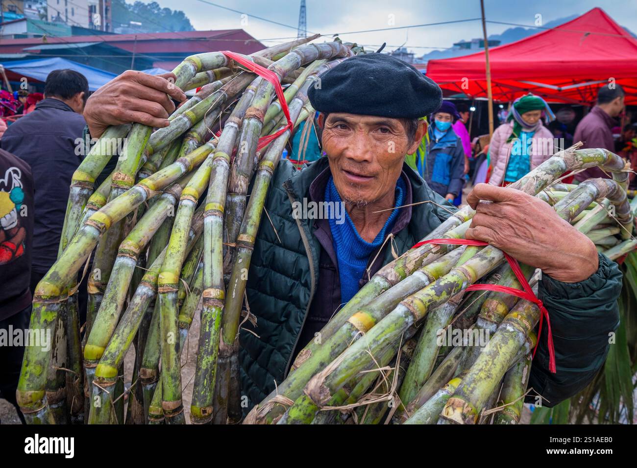 Vietnam, Provinz Ha Giang, Geopark Dong Van Karst Plateau, Dong Van, Wochenmarkt der ethnischen Gruppe der Hmong, Männer tragen immer noch die Baskenmütze, ein Souvenir aus der Zeit der französischen Kolonialisierung Stockfoto
