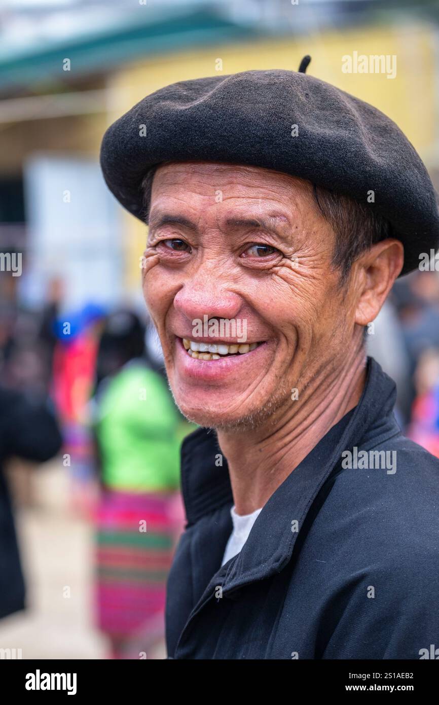 Vietnam, Provinz Ha Giang, Geopark Dong Van Karst Plateau, Dong Van, Wochenmarkt der ethnischen Gruppe der Hmong, Männer tragen immer noch die Baskenmütze, ein Souvenir aus der Zeit der französischen Kolonialisierung Stockfoto