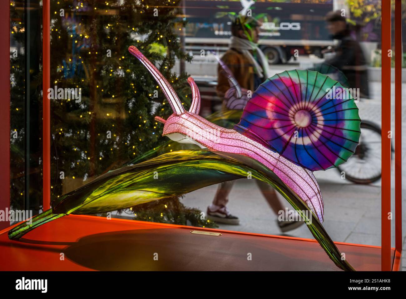 Frankreich, Paris, das Kaufhaus La Samaritaine während der Weihnachtsfeiertage, Kreationen von Thoiry Lumières Sauvages in den Fenstern der Fassade Stockfoto