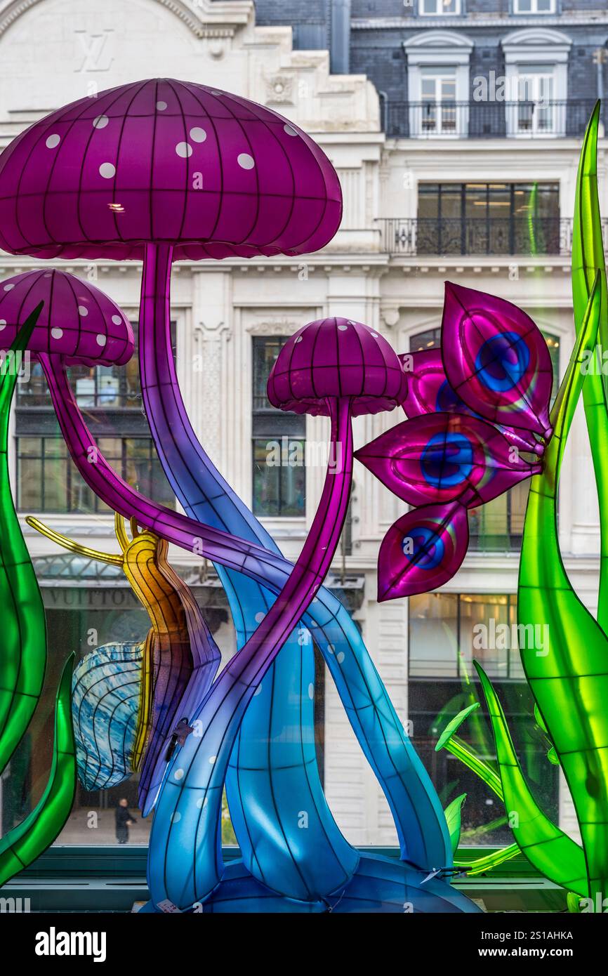 Frankreich, Paris, das Kaufhaus La Samaritaine während der Weihnachtsfeiertage, Kreationen von Thoiry Lumières Sauvages in den Fenstern der Fassade Stockfoto