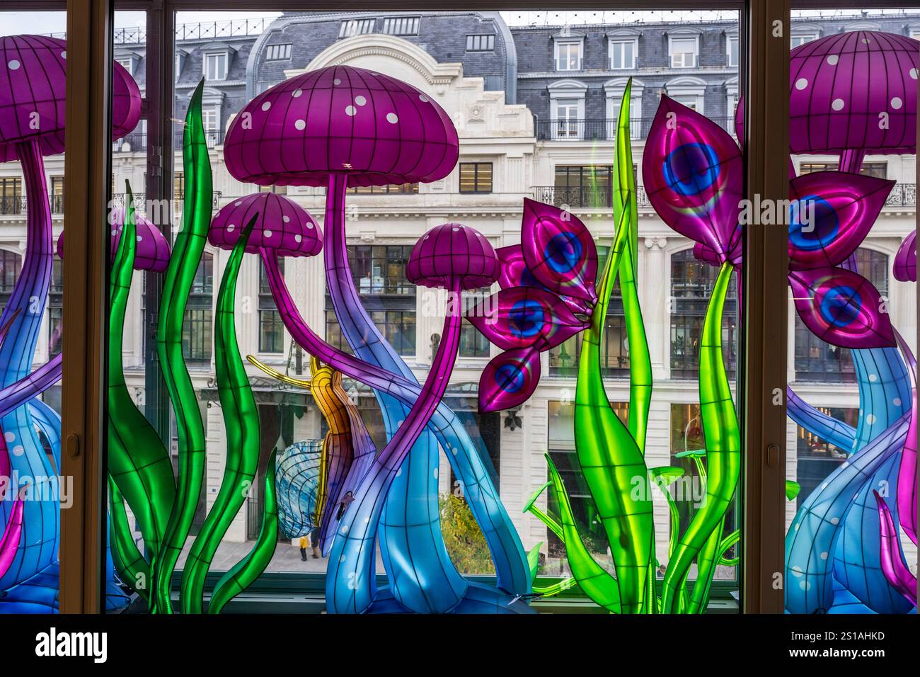 Frankreich, Paris, das Kaufhaus La Samaritaine während der Weihnachtsfeiertage, Kreationen von Thoiry Lumières Sauvages in den Fenstern der Fassade Stockfoto