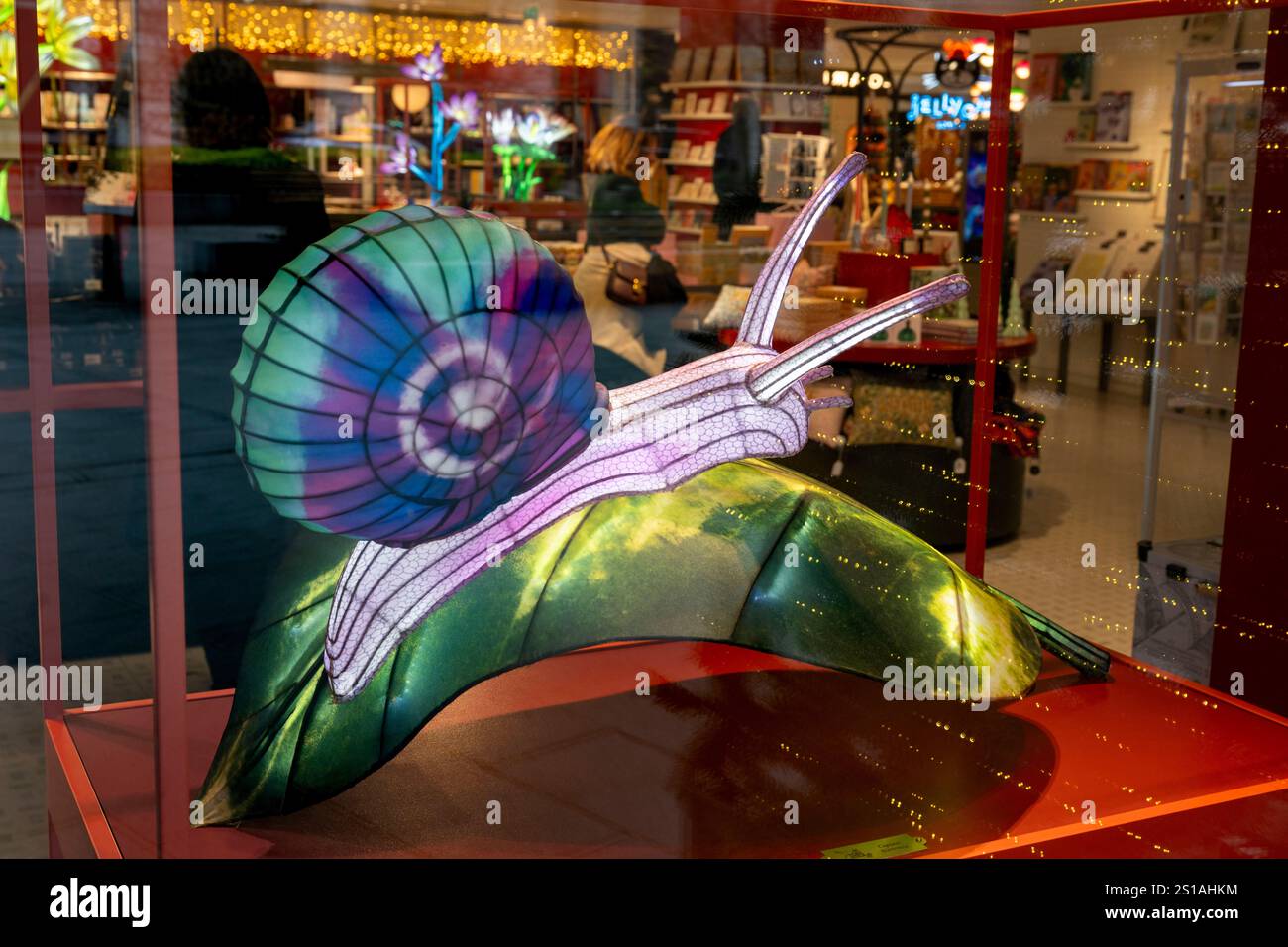 Frankreich, Paris, das Kaufhaus La Samaritaine während der Weihnachtsfeiertage, Kreationen von Thoiry Lumières Sauvages in den Fenstern der Fassade Stockfoto