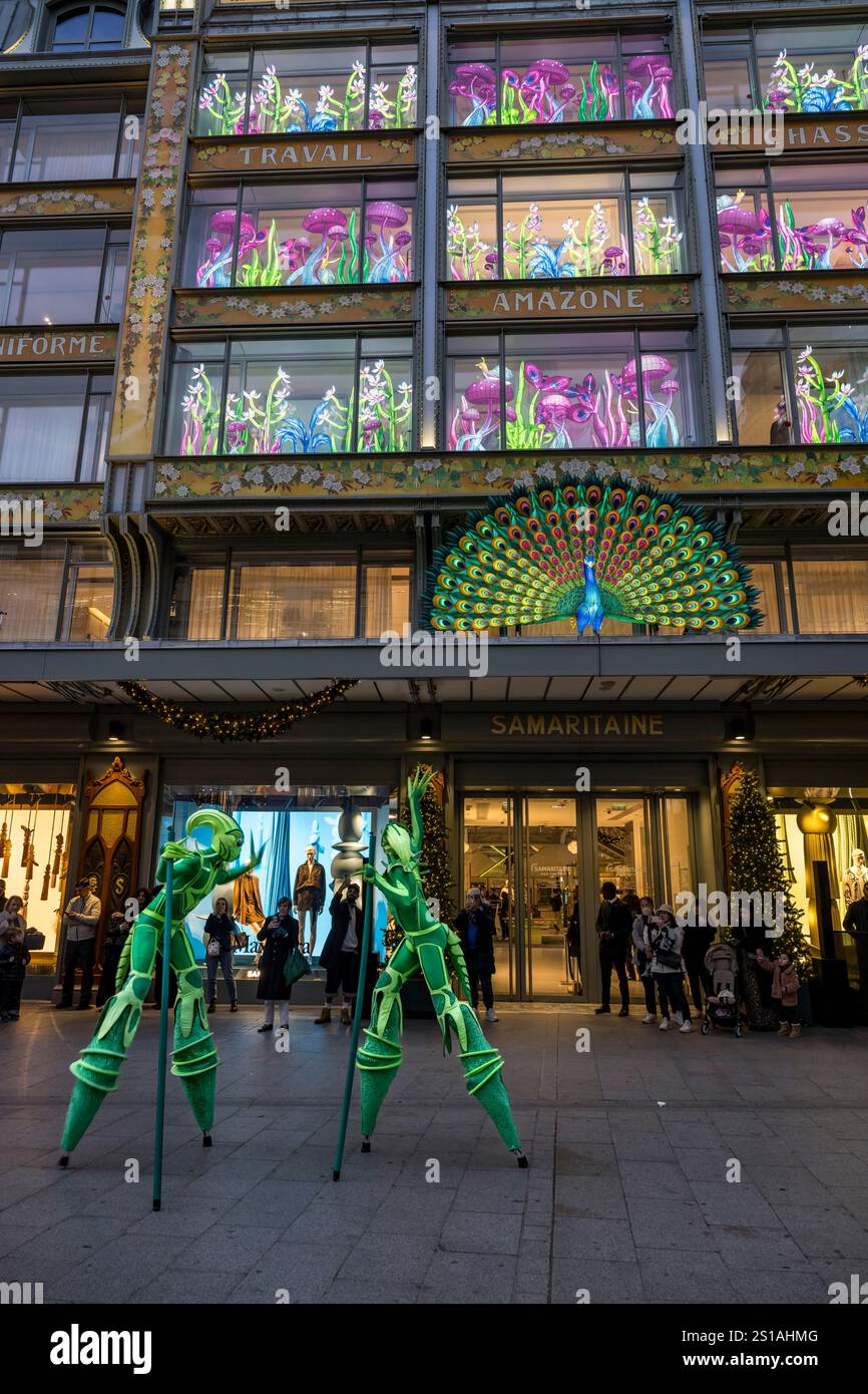 Frankreich, Paris, das Kaufhaus La Samaritaine während der Weihnachtsfeiertage, Kreationen von Thoiry Lumières Sauvages in den Fenstern der Fassade Stockfoto