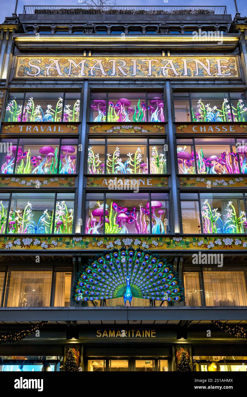 Frankreich, Paris, das Kaufhaus La Samaritaine während der Weihnachtsfeiertage, Kreationen von Thoiry Lumières Sauvages in den Fenstern der Fassade Stockfoto