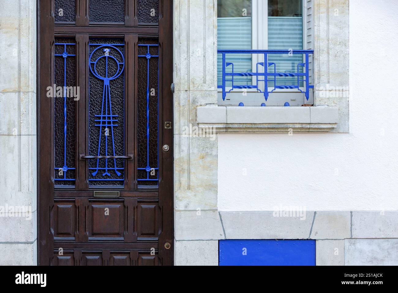 Frankreich, Meurthe-et-Moselle, Nancy, Tür und Fassade eines im Art déco-Stil erbauten Hauses am Boulevard Charlemagne Stockfoto