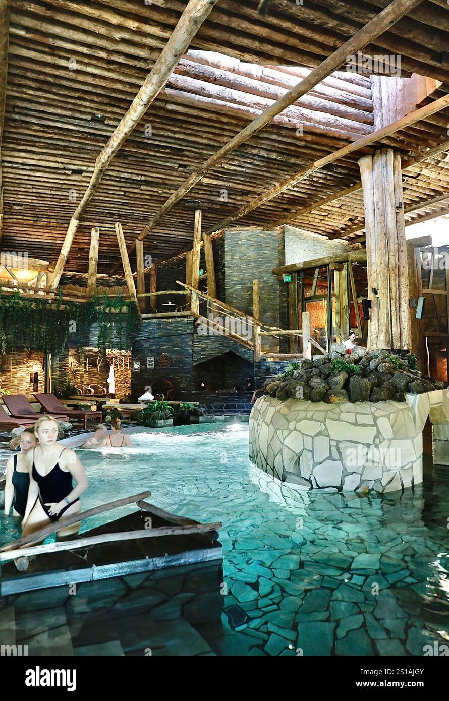 Finnland, Seengebiet, lac Saimaa, Rantasalmi, finnische Frauen im Holzbad des Järvisydän Resorts im Herzen des Borealen Waldes Stockfoto