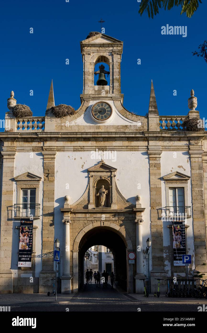Portugal, Algarve, Faro, Altstadt, Arco da Vila, ein neoklassizistischer Bogen aus dem frühen 19. Jahrhundert Stockfoto